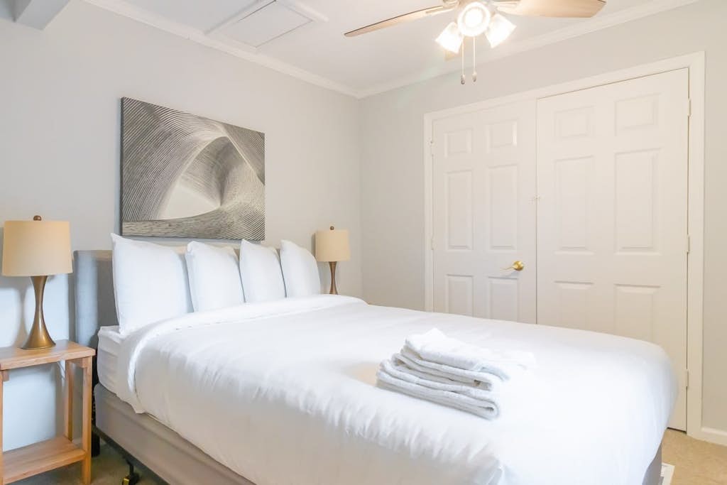 Near Riverwalk & Downtown- Briarwood Beauty