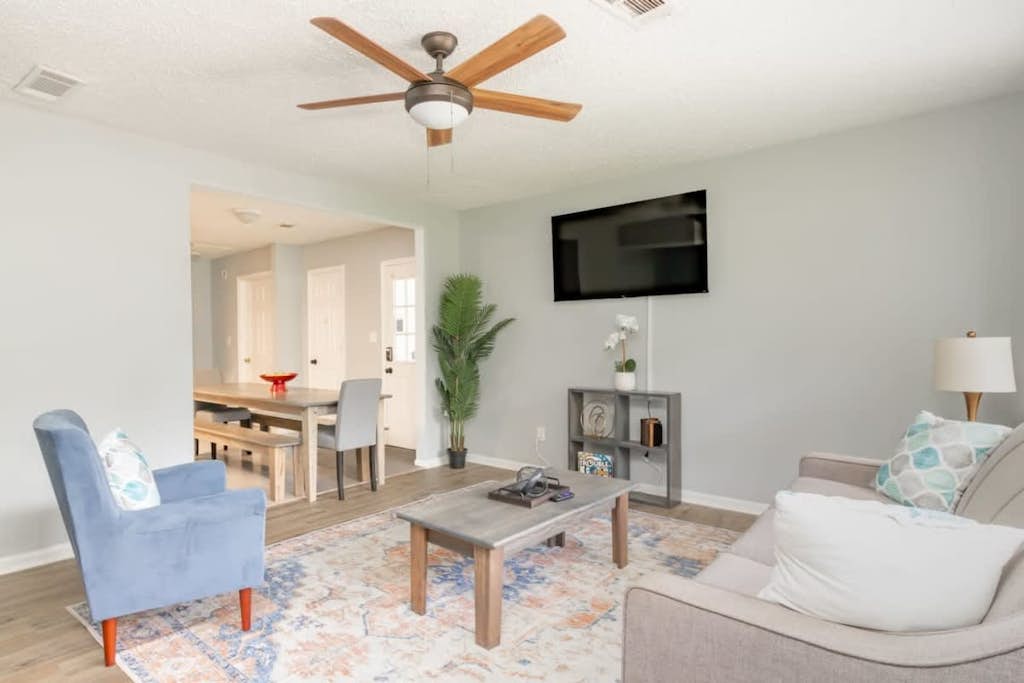 Pool, Fenced Yard, & Patio! Ventura Vista Retreat