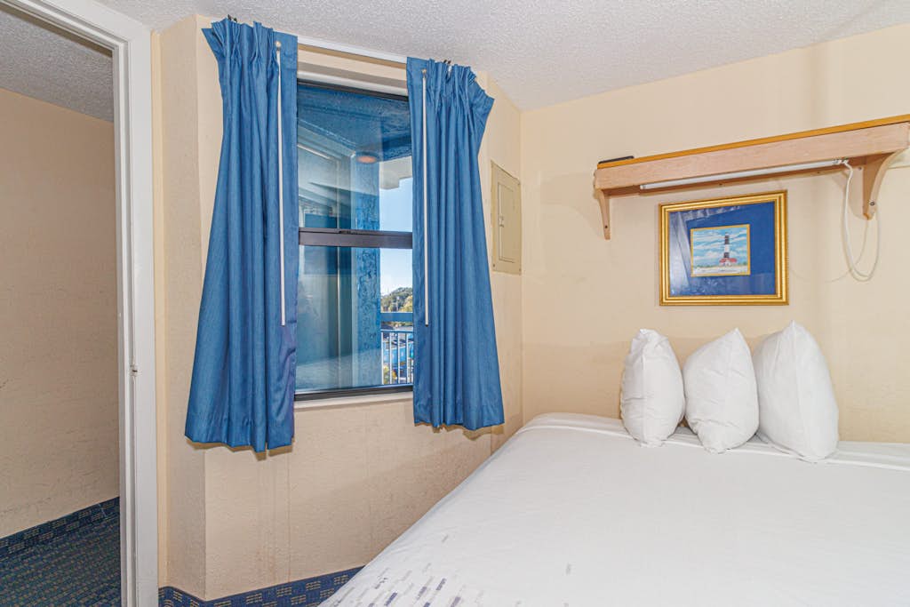 Yachtsman 306 Coastal Studio Walk to Shops, Dining & Beach