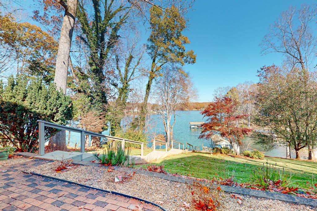 The Lake House on Sunset Point - Lakefront home with private dock & pool table