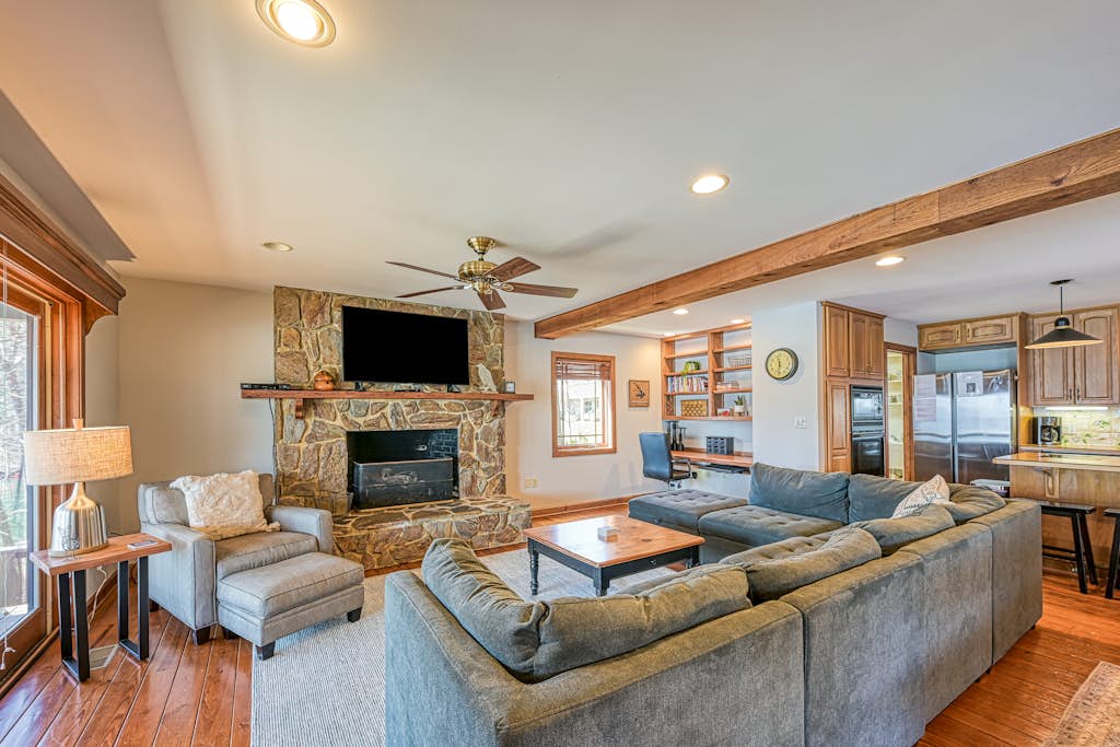 The Lodge on Smith Mountain Lake - Lakefront cabin w/ dock, hot tub & pool table