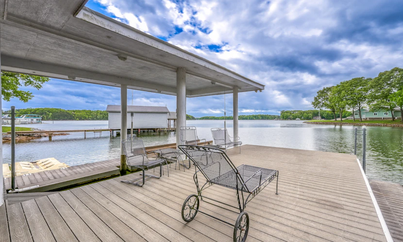 Lakefront home with dock, screened porch, AC & kayaks