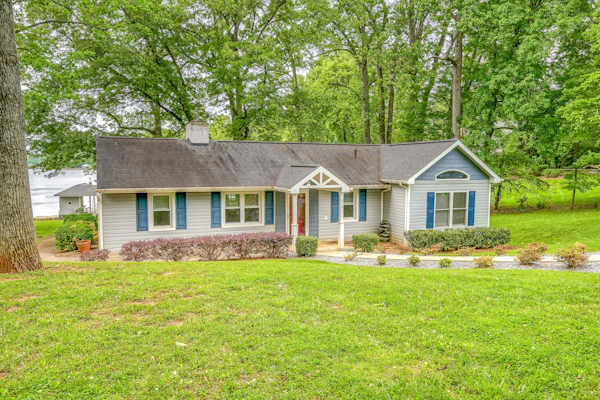 Lakefront home with dock, screened porch, AC & kayaks