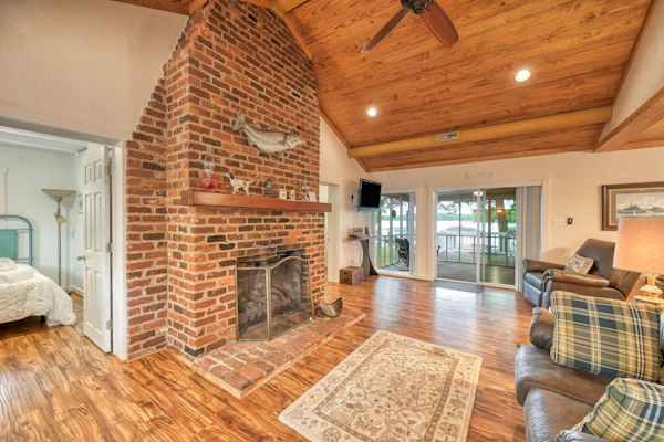 Lakefront home with dock, screened porch, AC & kayaks