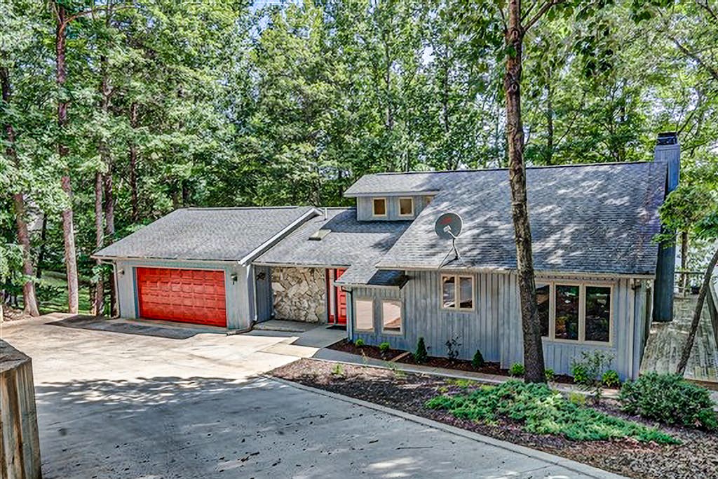 A Kerr Home - Waterfront home with private dock, lake views, kayaks, paddleboat, & pool table