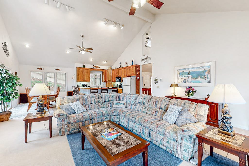 A Kerr Home - Waterfront home with private dock, lake views, kayaks, paddleboat, & pool table