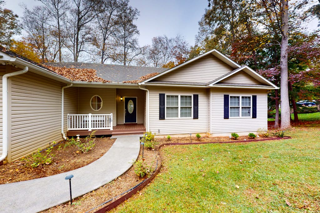 Briarcliff - 3000 sq ft waterfront home w/ private dock, 2 kitchens & pool table