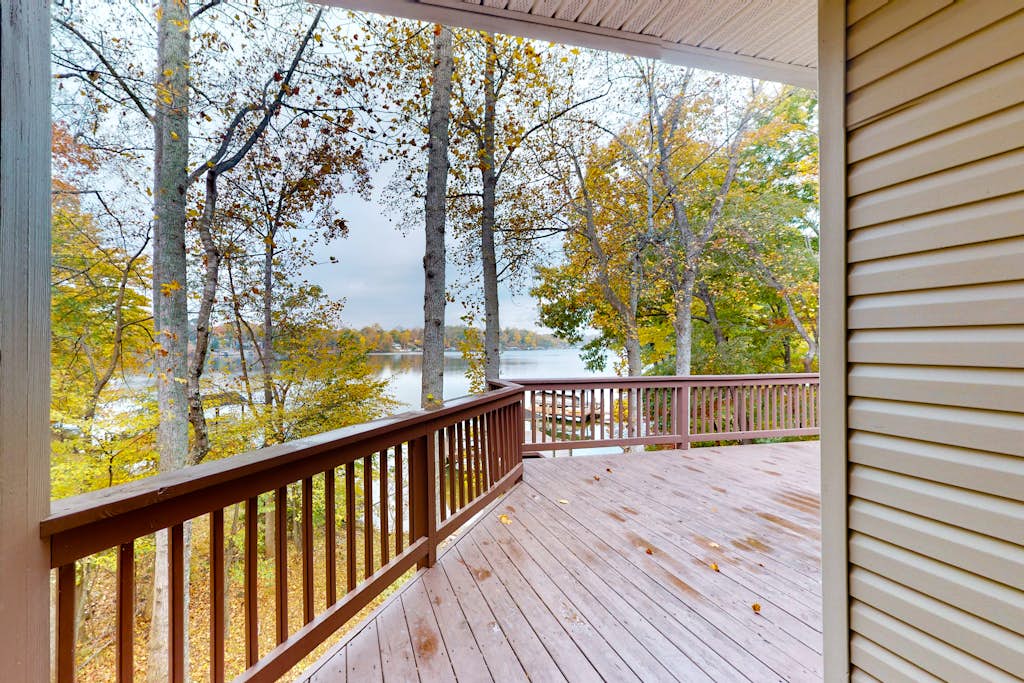 Briarcliff - 3000 sq ft waterfront home w/ private dock, 2 kitchens & pool table