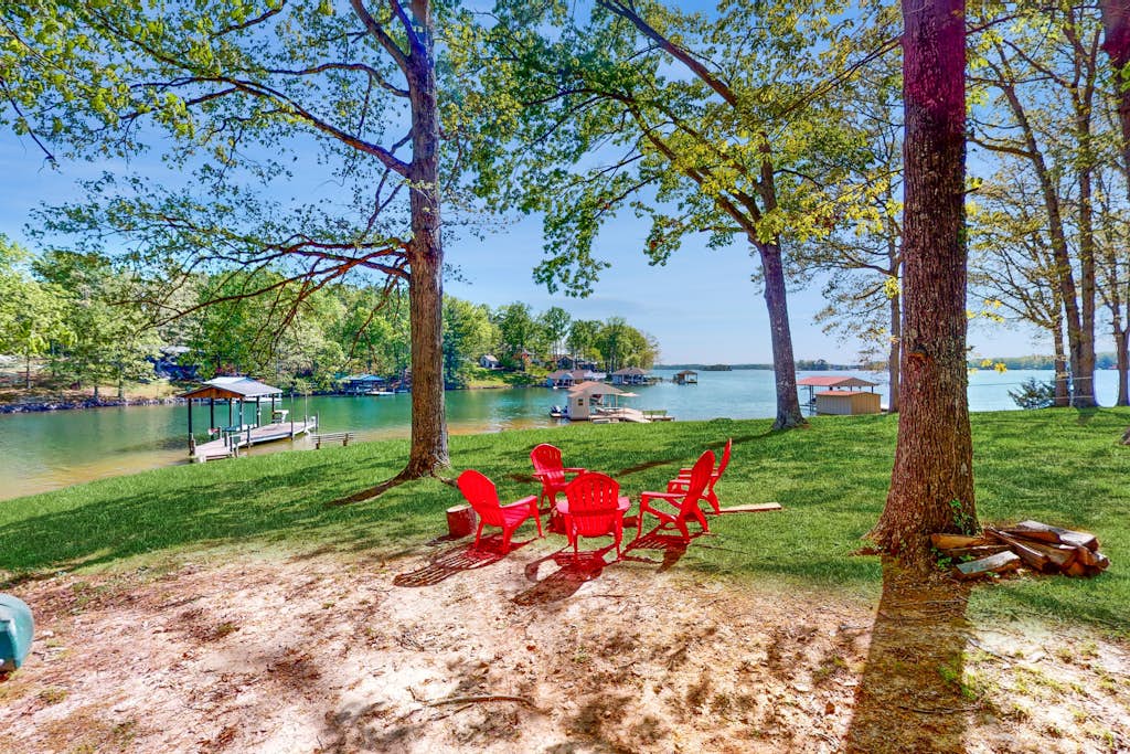 Jewelbox Cottage - Dog-friendly Lakefront home with private dock, canoe & SUPs