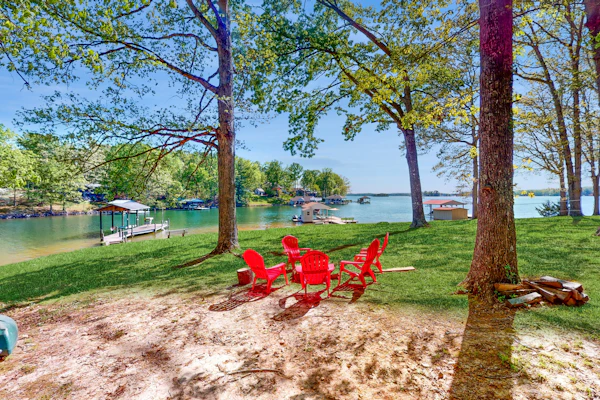 Jewelbox Cottage - Dog-friendly Lakefront home with private dock, canoe & SUPs