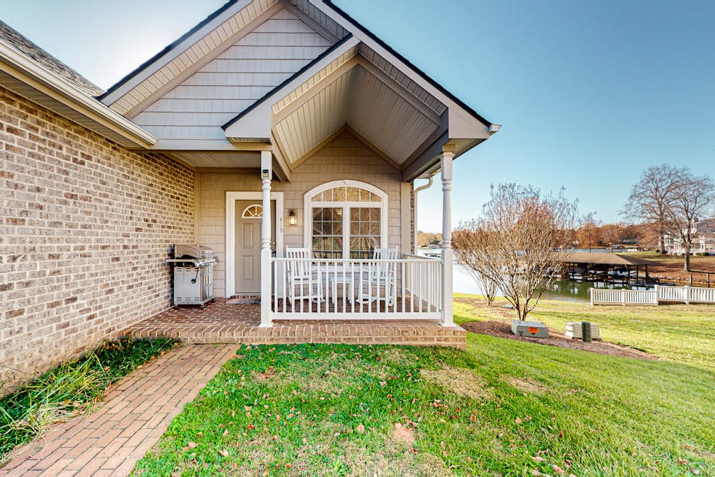 A Sweet Retreat - End unit townhome with lake views, pool & tennis