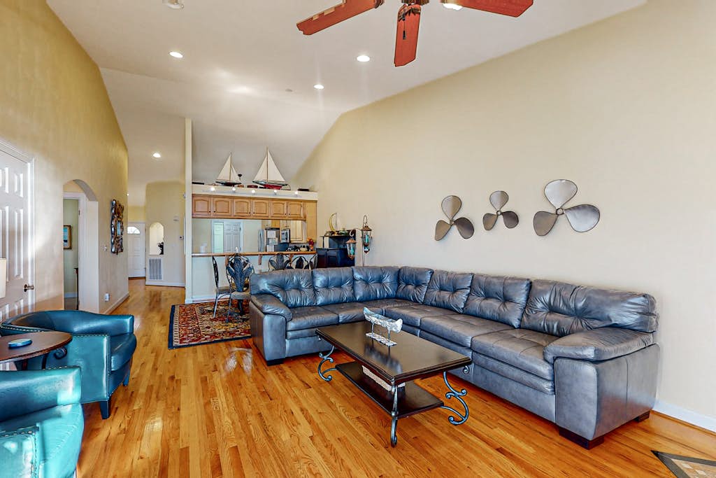 A Sweet Retreat - End unit townhome with lake views, pool & tennis