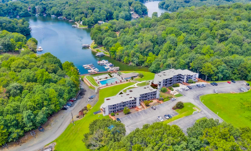 Waterfront condo with lake-view deck, tennis court & pool - dog-friendly