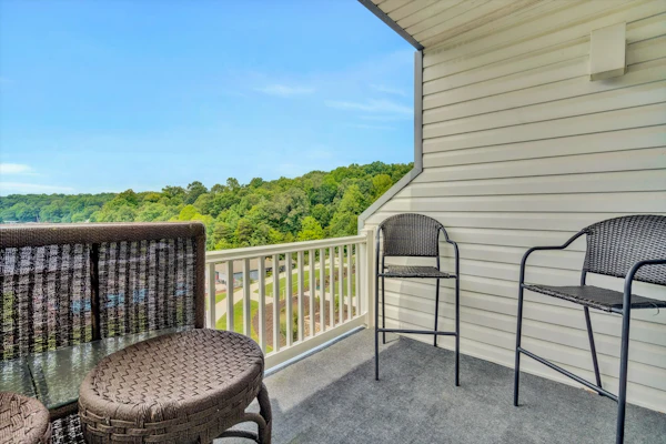 Waterfront condo with lake-view deck, tennis court & pool - dog-friendly