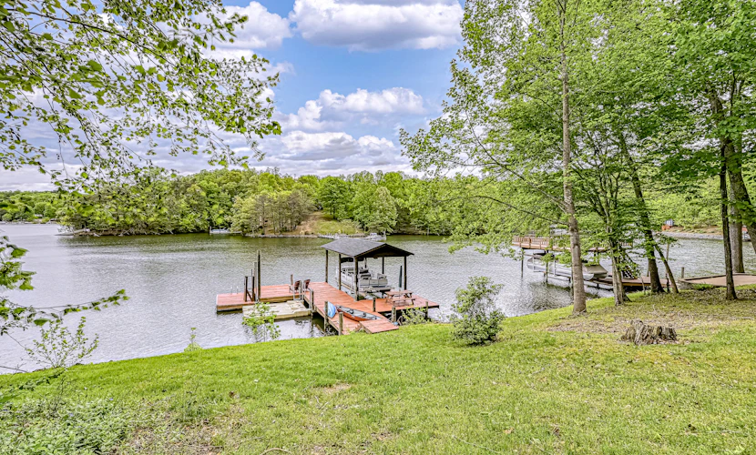 S'thern Rock - Lakefront home with views, dock, screened porch, kayak & canoe