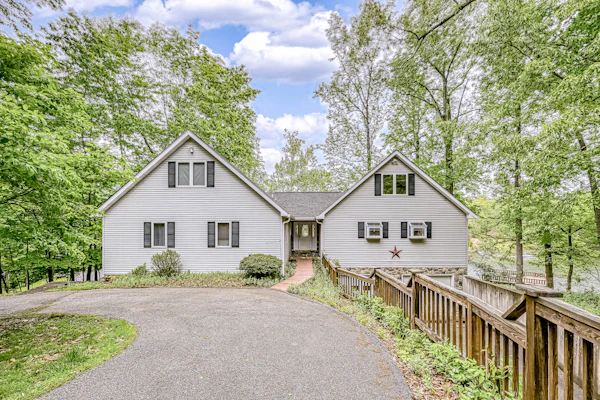 S'thern Rock - Lakefront home with views, dock, screened porch, kayak & canoe