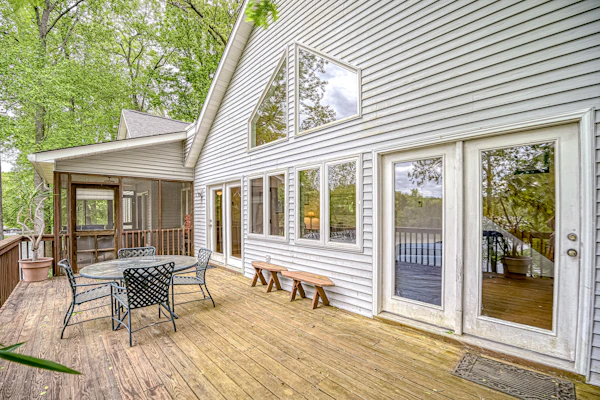 S'thern Rock - Lakefront home with views, dock, screened porch, kayak & canoe