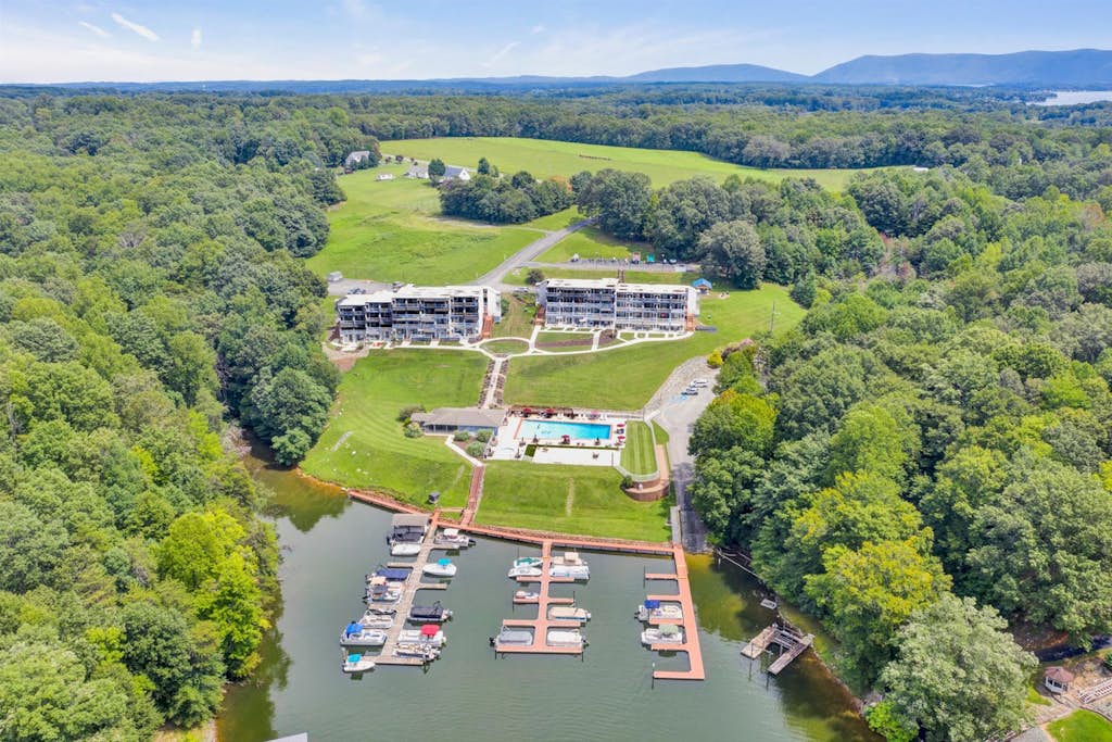 Waterfront Striper's Landing condo with views, pool & boat launch - near dining