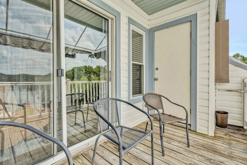 Waterfront Striper's Landing condo with views, pool & boat launch - near dining