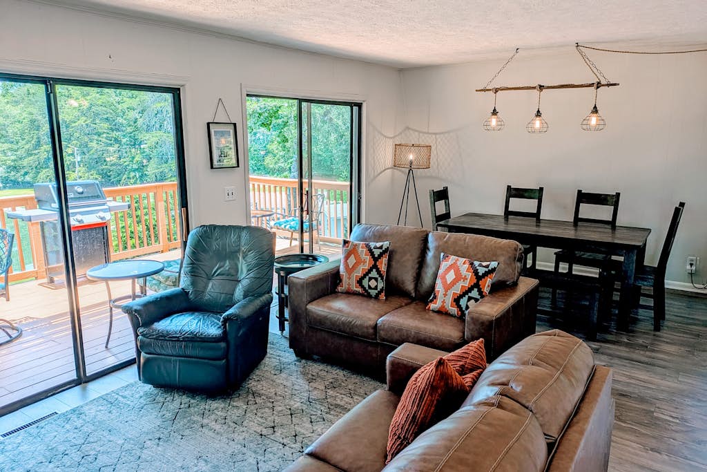 Dock Sun Point - Lakefront home for easy boating, fishing, private dock & AC/Wifi, Dogs ok!