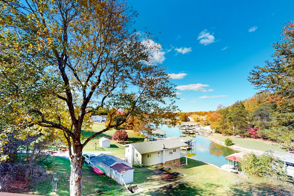 Dock Sun Point - Lakefront home for easy boating, fishing, private dock & AC/Wifi, Dogs ok!