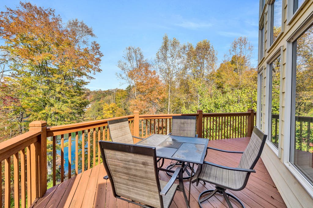 Custom Lakefront home with 2-story dock, Wifi, Game Room and Fireplace