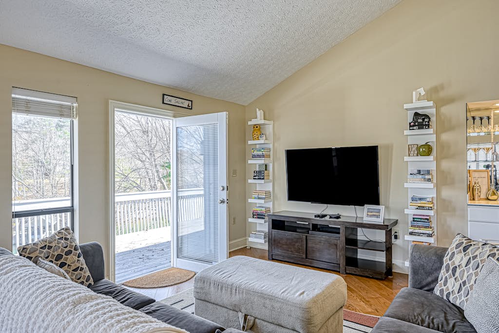 Amuse Cove - Lakefront home with private dock, pool, tennis & wide boat launch