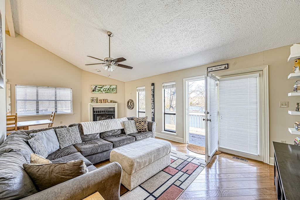 Amuse Cove - Lakefront home with private dock, pool, tennis & wide boat launch