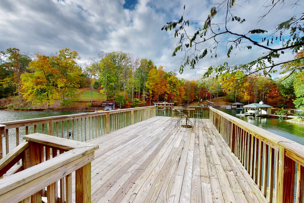 Lakefront home on quiet cove with private dock & floater