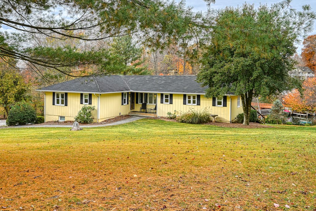 Yellow Fellow - Lake house with hot tub, waterfront deck, swimming cove & firepit
