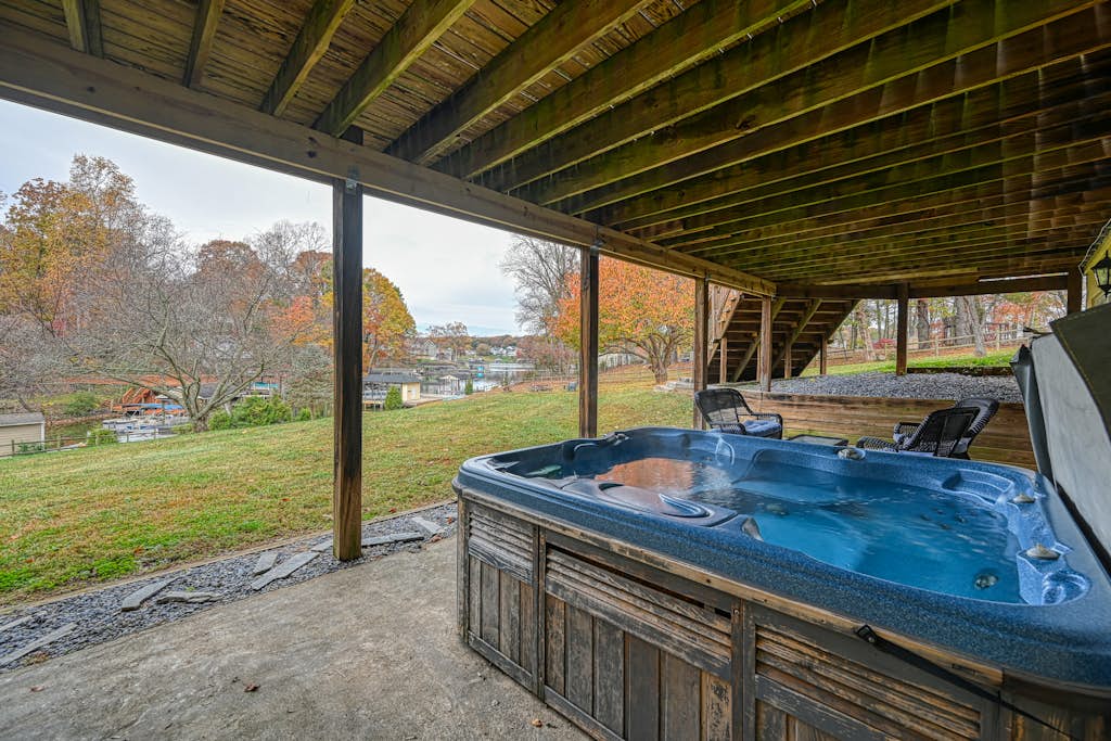 Yellow Fellow - Lake house with hot tub, waterfront deck, swimming cove & firepit