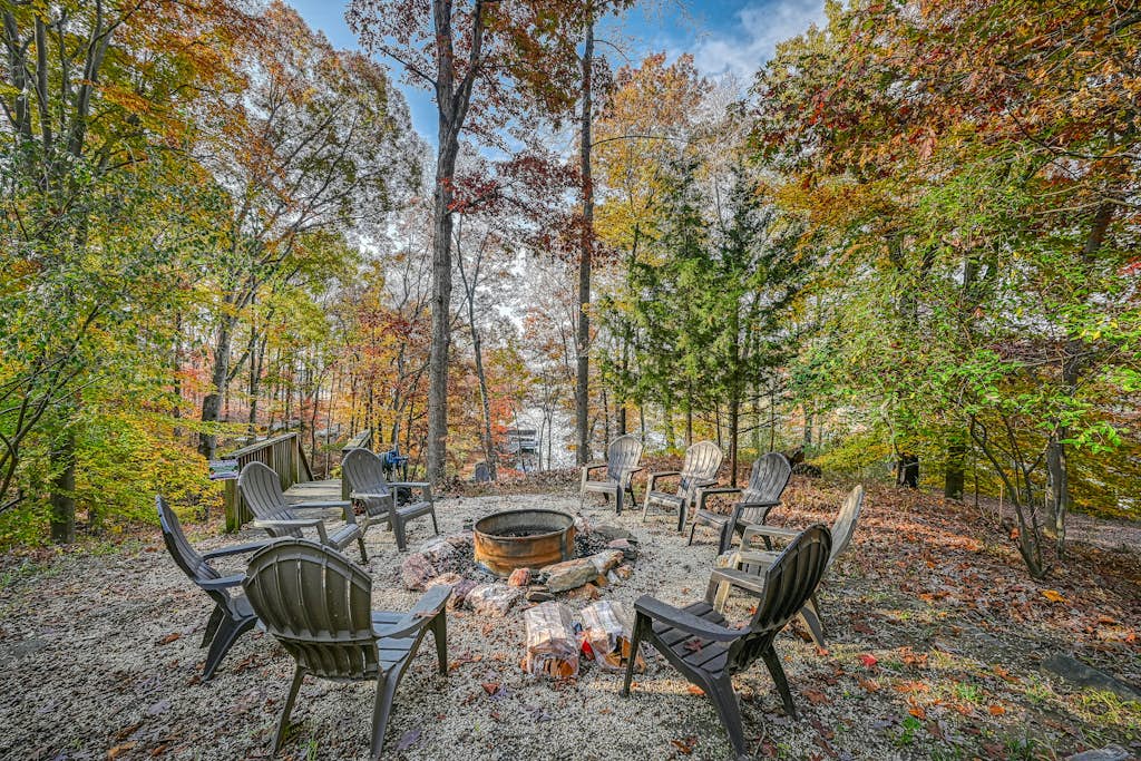 Remodeled Pet Friendly Lake Lodge with waterfront deck, firepit, & game room