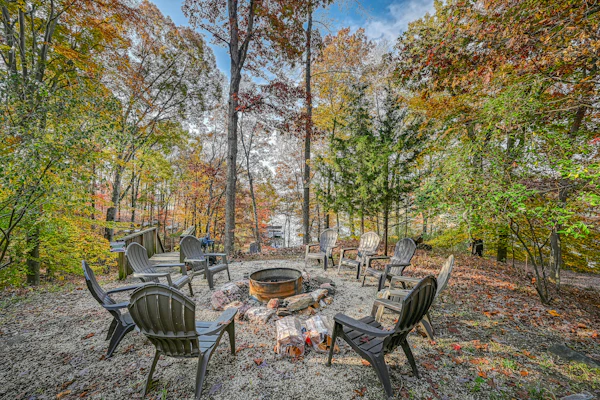 Remodeled Pet Friendly Lake Lodge with waterfront deck, firepit, & game room