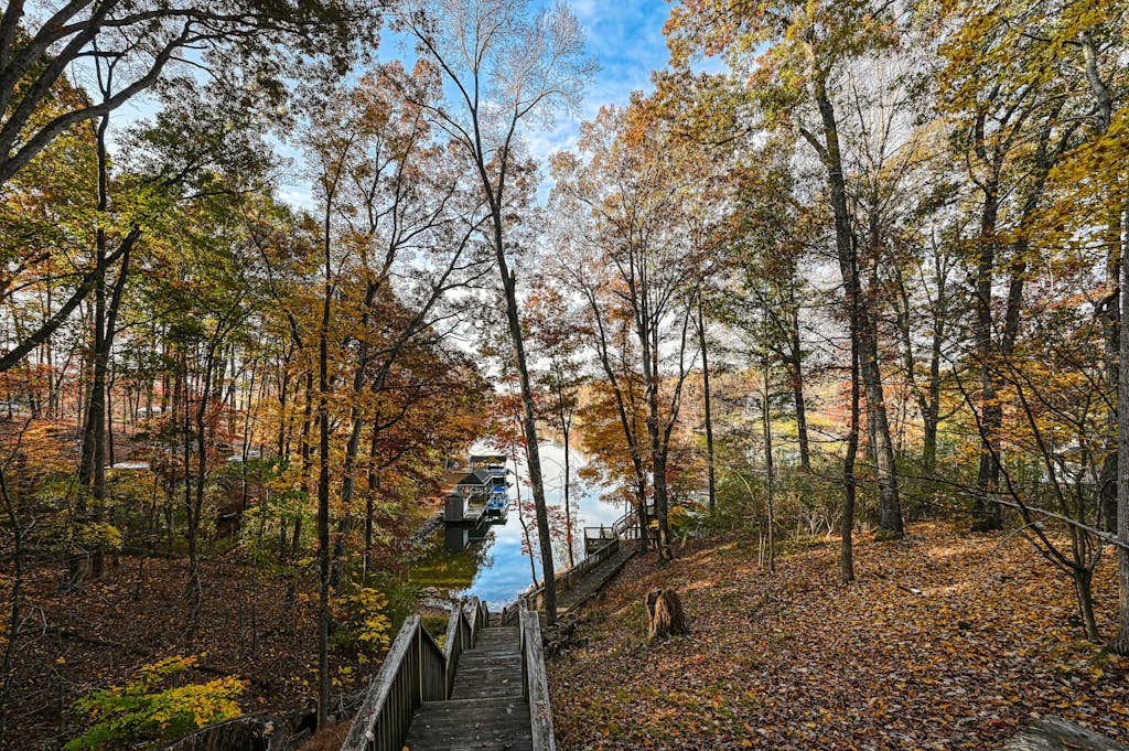 Remodeled Pet Friendly Lake Lodge with waterfront deck, firepit, & game room