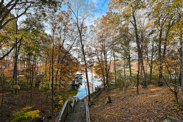 Remodeled Pet Friendly Lake Lodge with waterfront deck, firepit, & game room