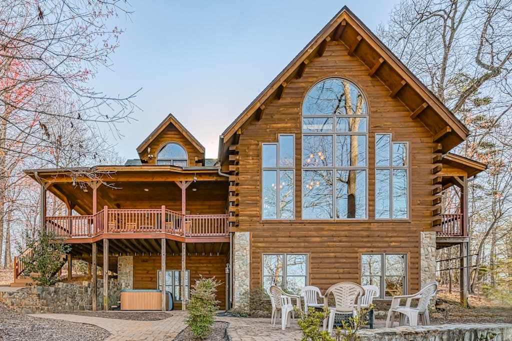 Inviting waterfront cabin with hot tub, kayaks, and beautiful sunsets
