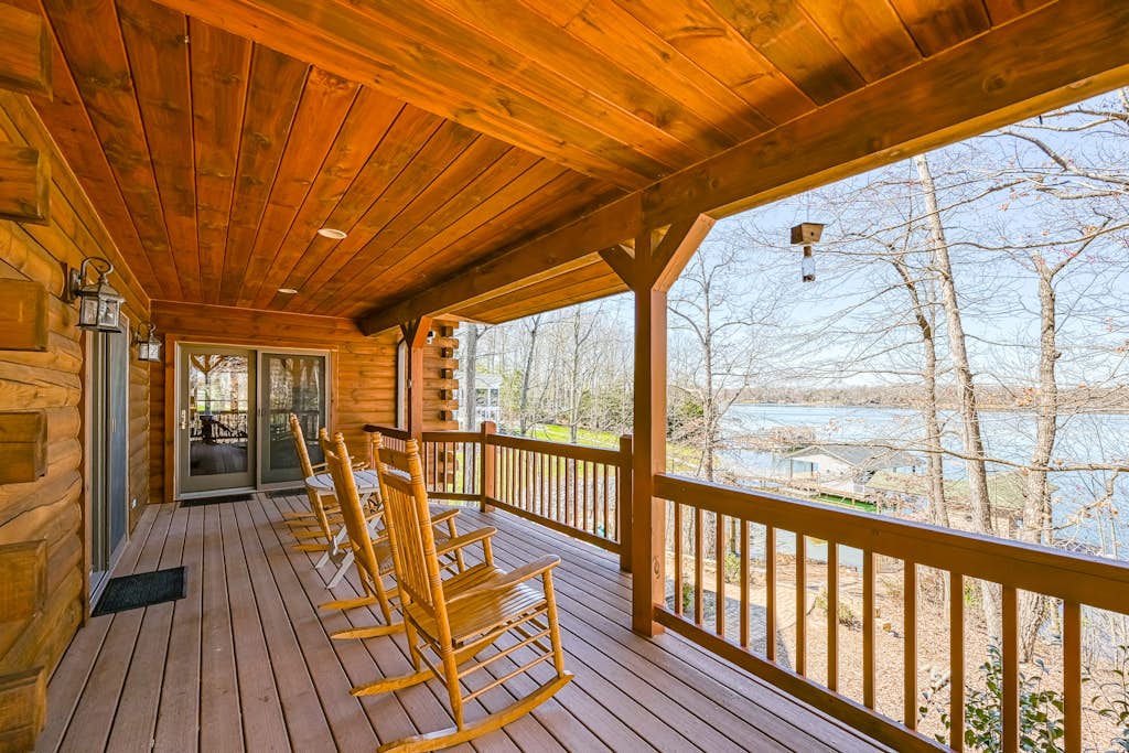 Inviting waterfront cabin with hot tub, kayaks, and beautiful sunsets