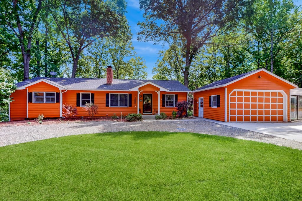 Lakefront home with views, private hot tub/dock, deck, Free Wifi