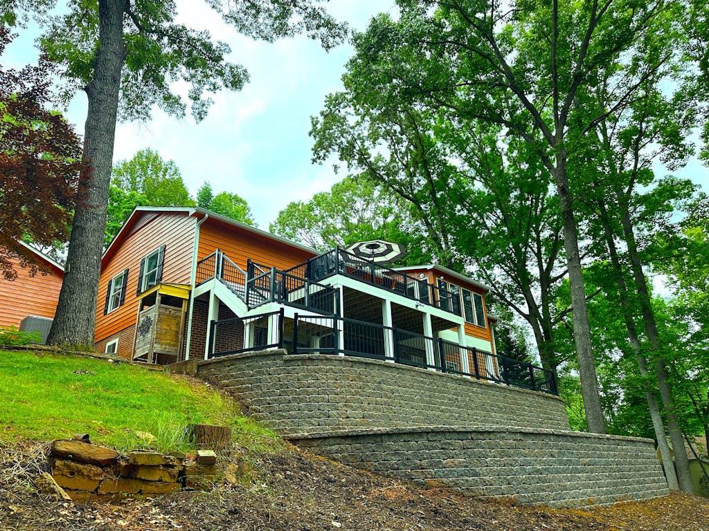 Lakefront home with views, private hot tub/dock, deck, Free Wifi