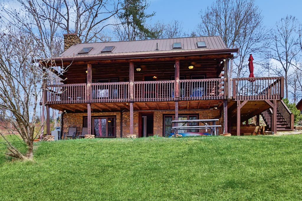 Cozy retreat on the lake with views, peaceful vibes & modern comfort