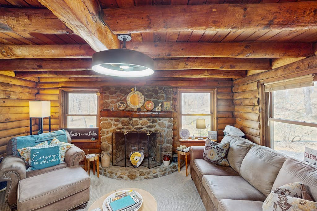 Cozy retreat on the lake with views, peaceful vibes & modern comfort