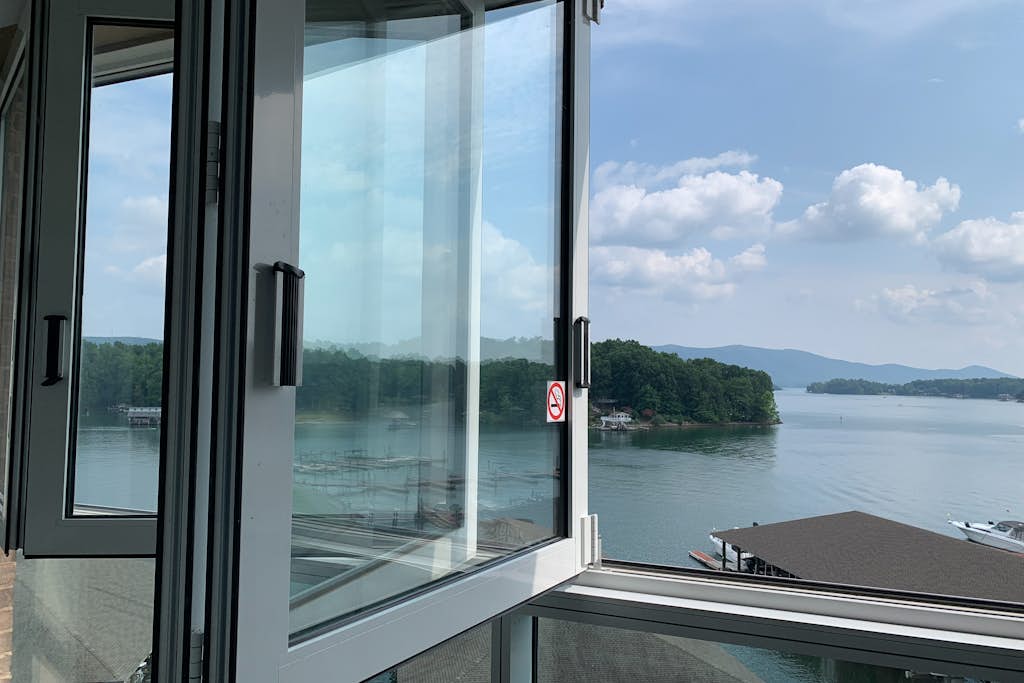 Spacious lakefront condo w/shared pool, hot tub, tennis court, private balcony