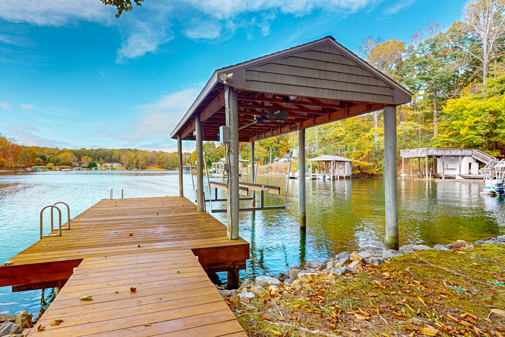 Spacious pet friendly Cottage with balcony, dock, and hot tub