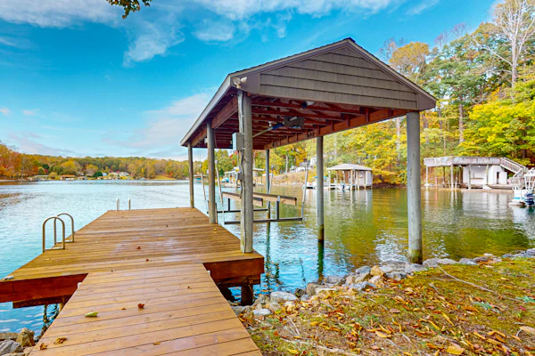 Spacious pet friendly Cottage with balcony, dock, and hot tub