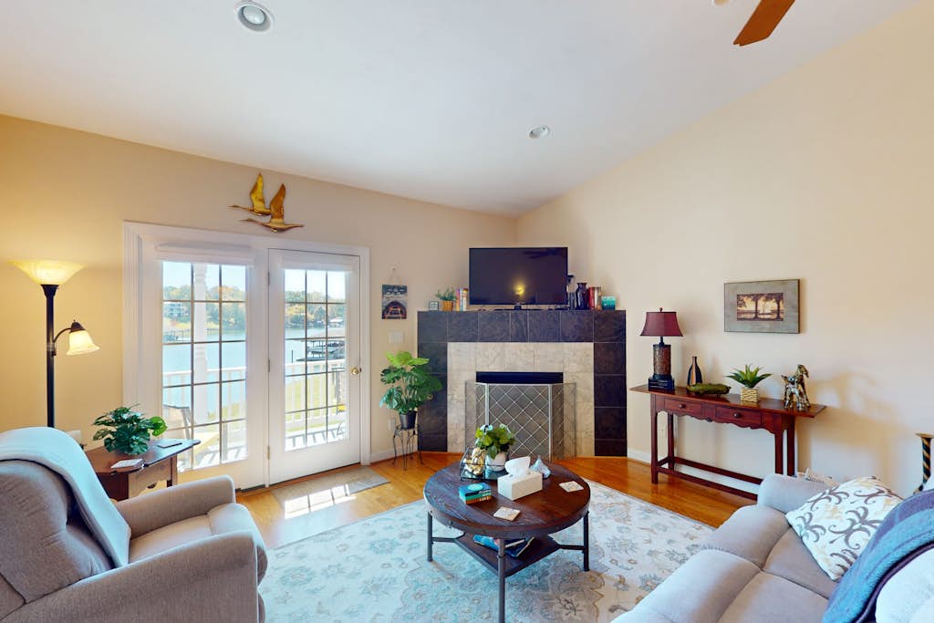 Lakeshore Glenn - Spacious home w/shared pool, tennis & basketball courts.