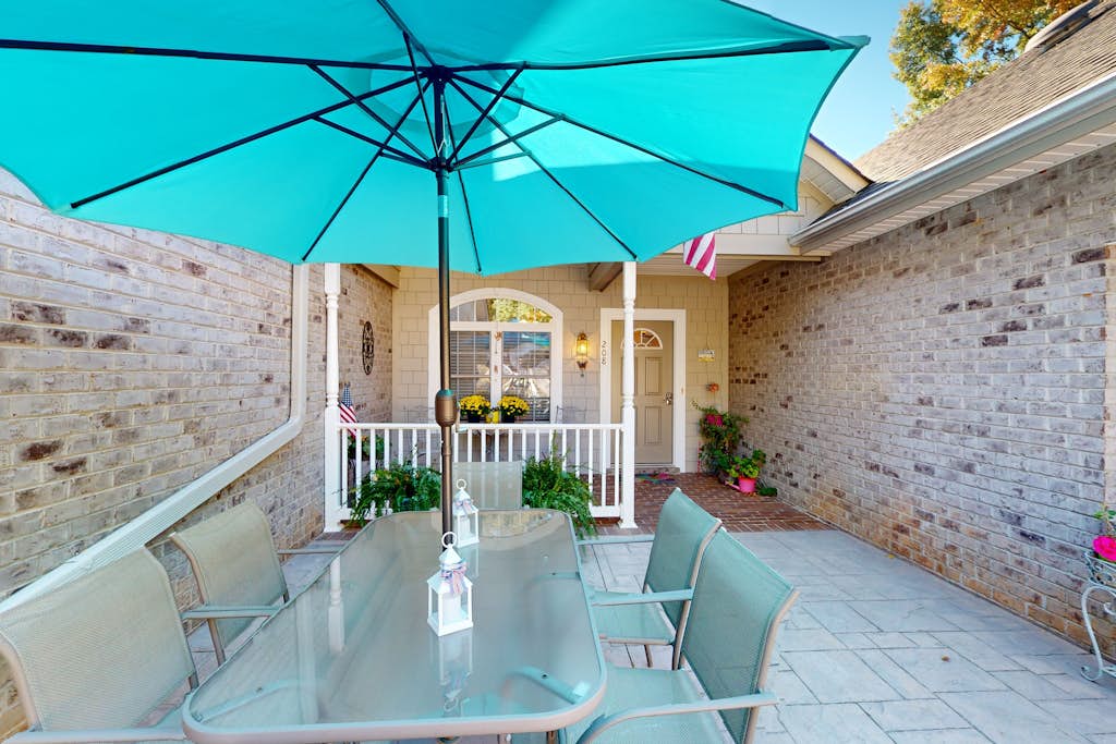 Lakeshore Glenn - Spacious home w/shared pool, tennis & basketball courts.