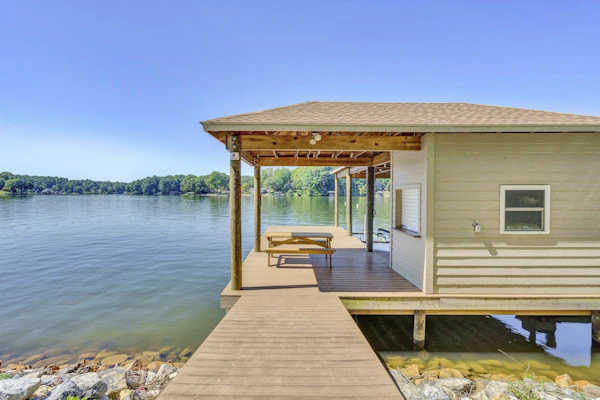 Spacious waterfront house w/deck, fire pit & grill, dog-friendly
