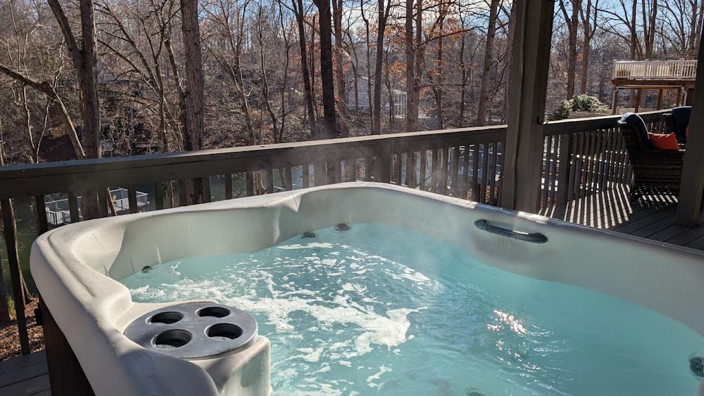 Lakeside Park - Spacious pet friendly house w/hot tub, kayaks, air hockey, deck & patio