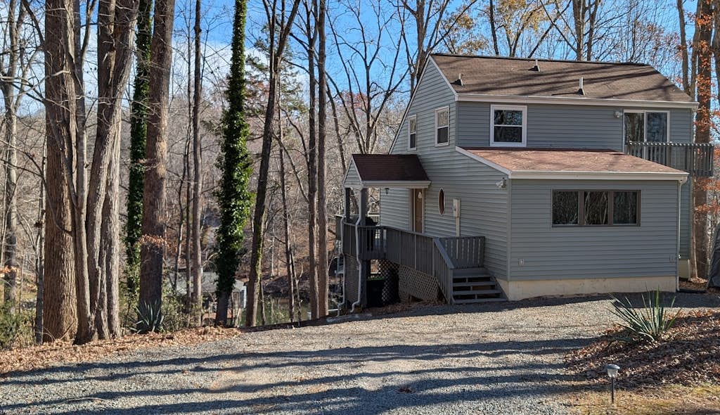 Lakeside Park - Spacious pet friendly house w/hot tub, kayaks, air hockey, deck & patio