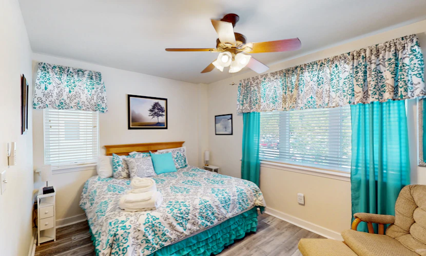 Peaceful resort studio with shared pool, hot tub, beach, game room & lake access